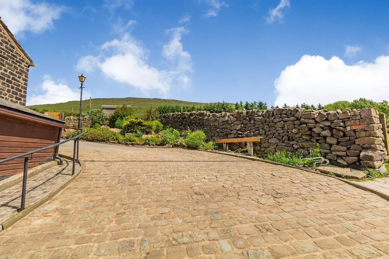 Jim'S Barn Villa Diggle 0*,